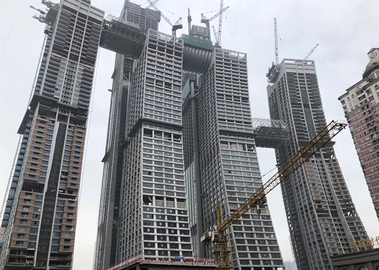 重慶來福士廣場景觀天橋結構提升（提升重量3x900噸 ，提升高度203米）